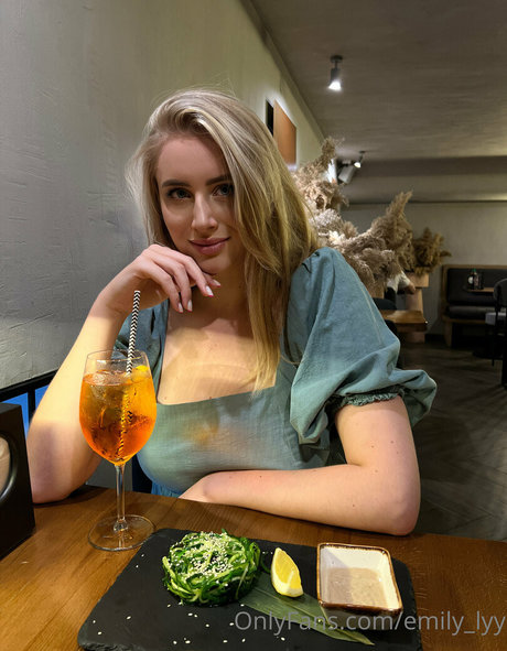 emily lyy buen modelo foto