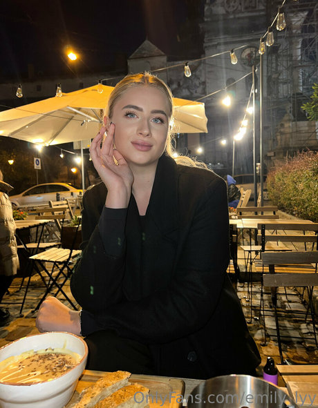 emily lyy actriz atractiva recopilación