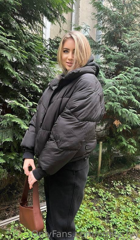 emily lyy estrella porno xxx imágenes