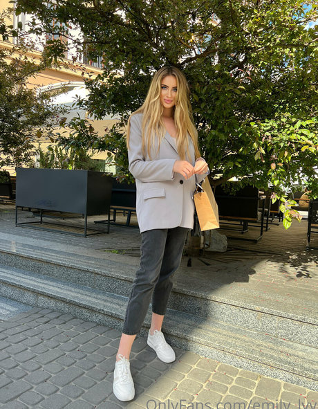 emily lyy modelo gratis imagen