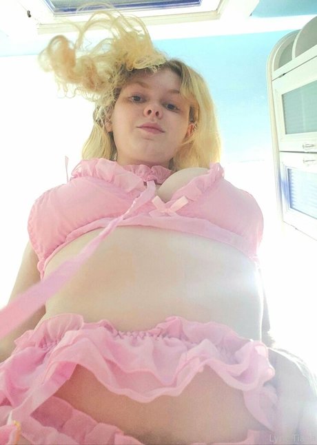 lyrictiana estrella atractiva archivo