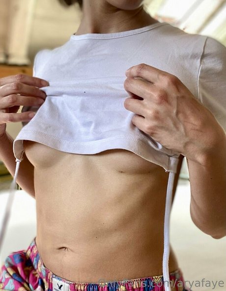 aryafaye estrella adulta foto