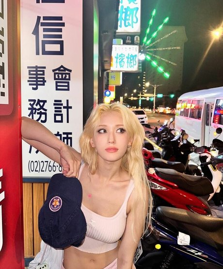 WomenK pop estrella porno bonita foto