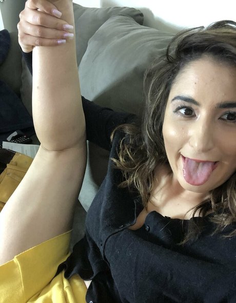 snarkybrunette modelo atractivo archivo