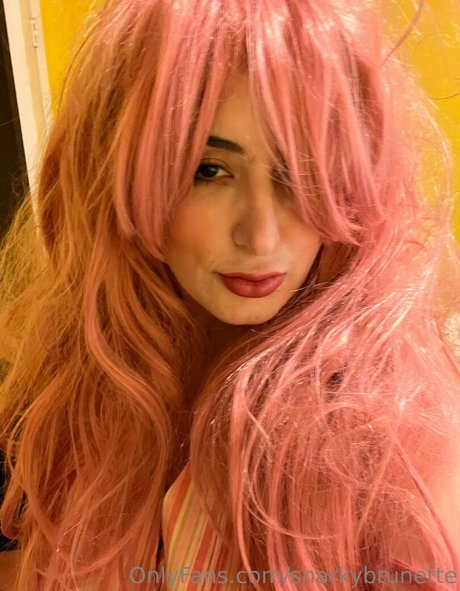 snarkybrunette modelo caliente imagen