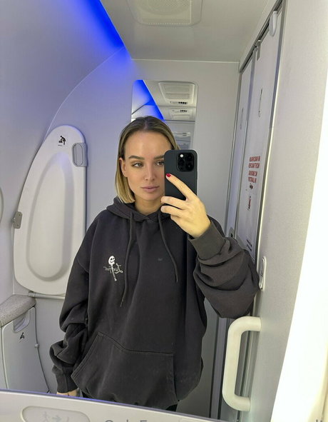 Julia Rommelt estrella porno bonita archivo