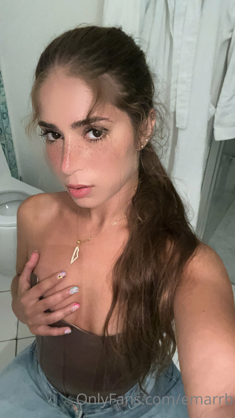 Emarr B estrella desnuda fotos