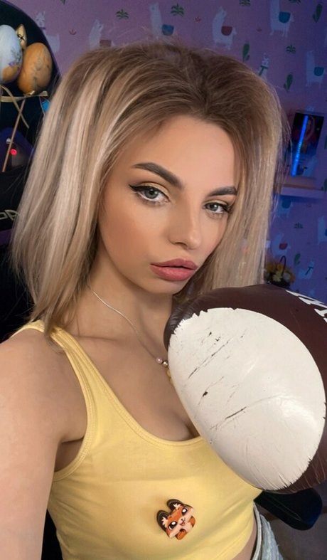 busya18plus hermosa actriz foto