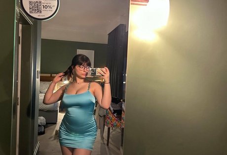 Charlotte Stocks estrella desnuda imagen