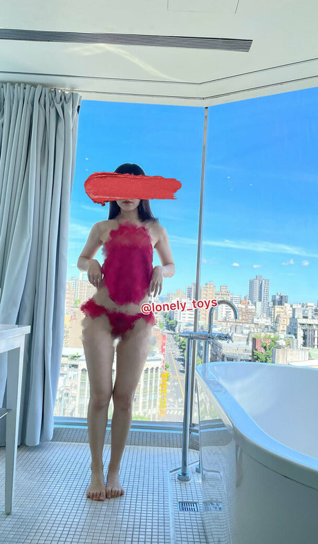 lonely toys free modelo superior fotos