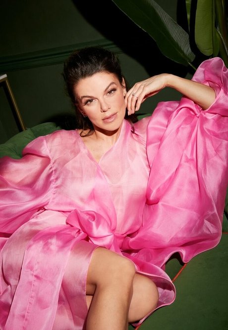 Faye Brookes modelo caliente foto