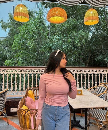 Aarushi Abrol estrella pornografica archivo