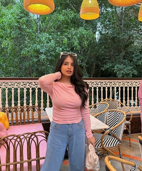 Aarushi Abrol modelo recopilación