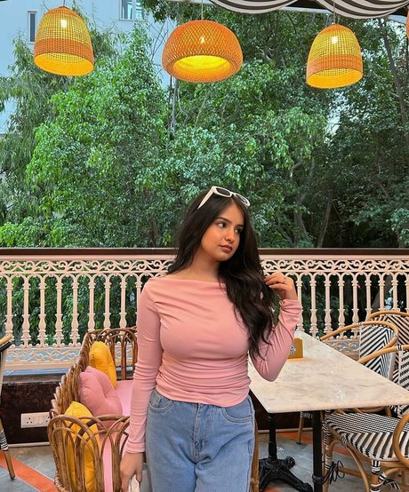 Aarushi Abrol hermosa estrella porno galería