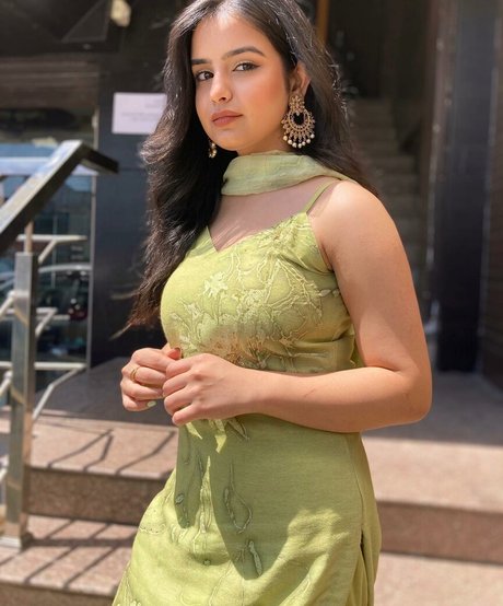 Aarushi Abrol libre de estrellas galería