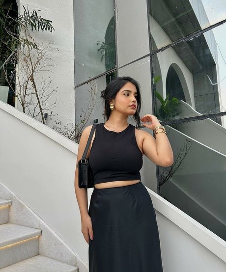 Aarushi Abrol estrella de alta calidad imagen