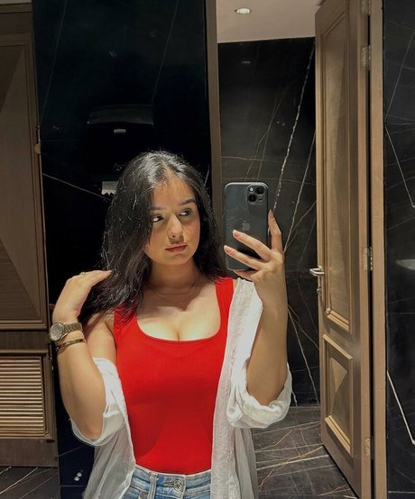 Aarushi Abrol estrella agradable imágenes