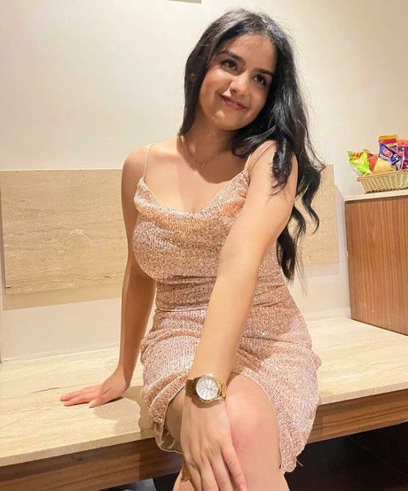 Aarushi Abrol actriz desnuda galería