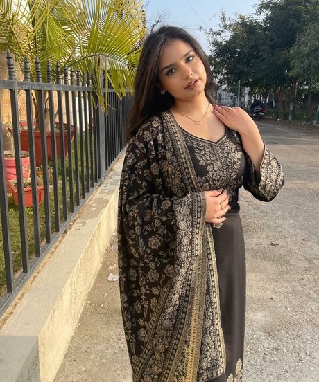 Aarushi Abrol hermosa actriz imagen