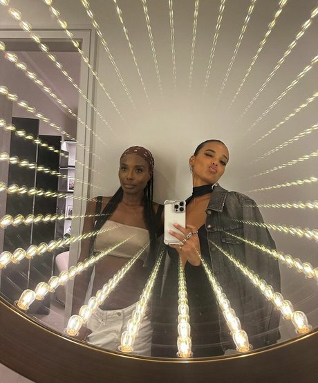 Ella Balinska modelo libre galerías