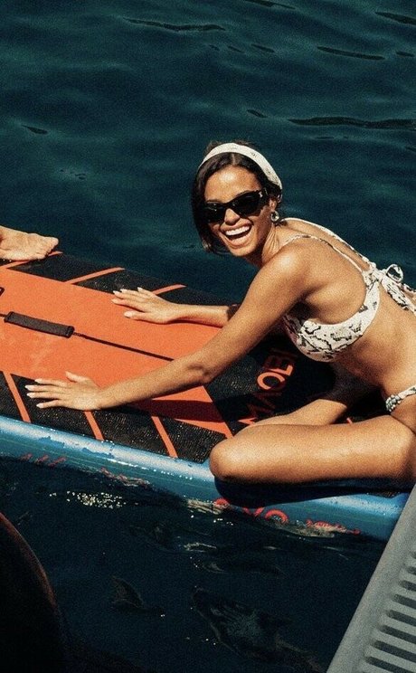 Ella Balinska bonita estrella porno fotos