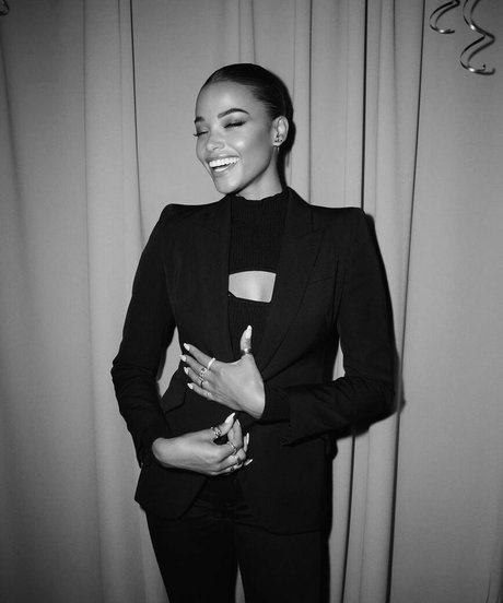 Ella Balinska actriz desnuda galería