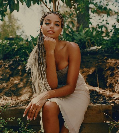 Ella Balinska modelo caliente foto