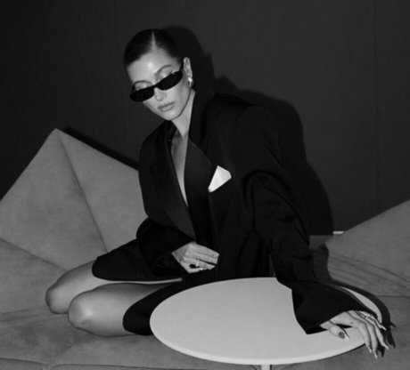 Hailey Baldwin Bieber estrella desnuda imágenes