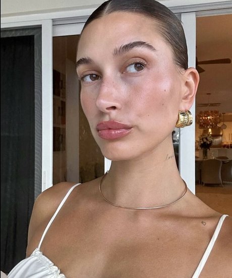 Hailey Baldwin Bieber estrella desnuda foto