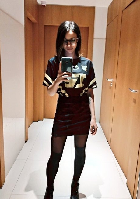 Laure Valee modelo gratis galerías