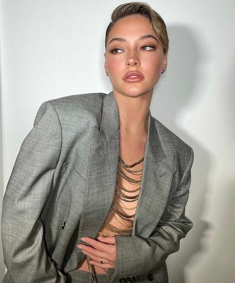 Madelyn Cline arte estrella porno galería