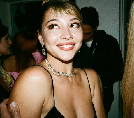 Madelyn Cline hermosa actriz archivo