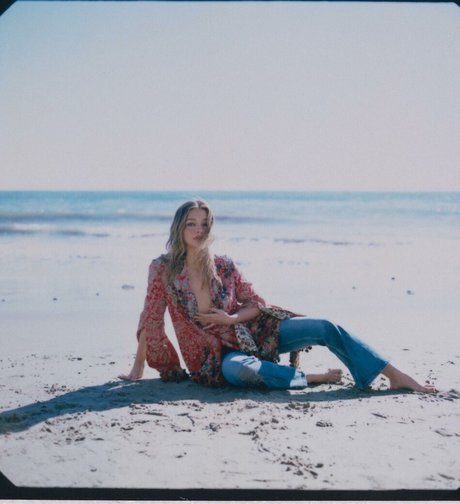 Madelyn Cline estrella porno xxx foto