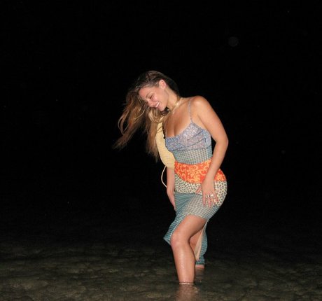 Madelyn Cline modelo erótico imagen