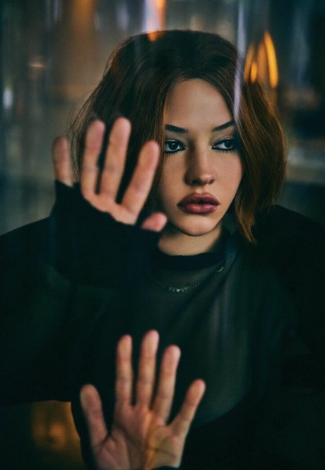 Madelyn Cline modelo erótico fotos