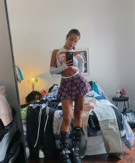 Emilia Mernes modelo pornografico imagen