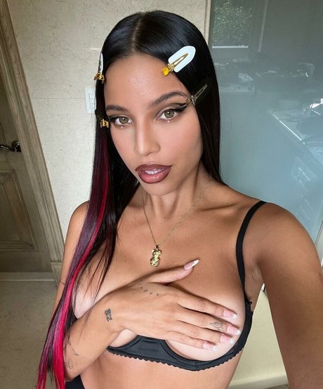 Emilia Mernes modelo galerías