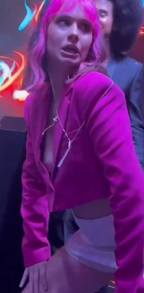 Julia K Barni estrella porno atractiva imágenes