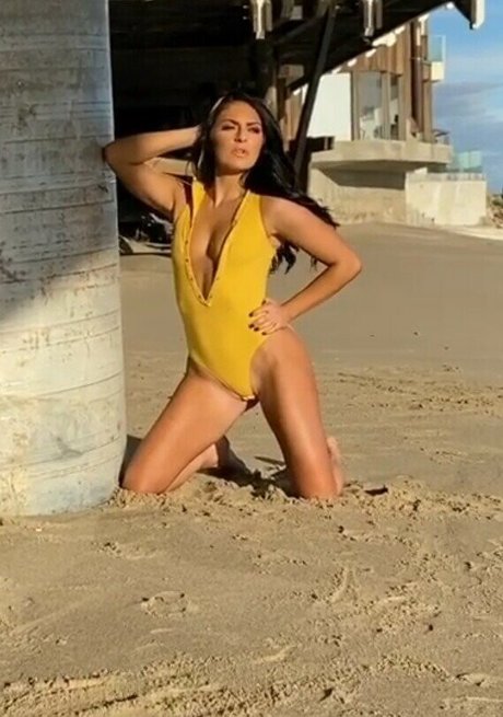 Sonya Deville modelo atractivo imágenes