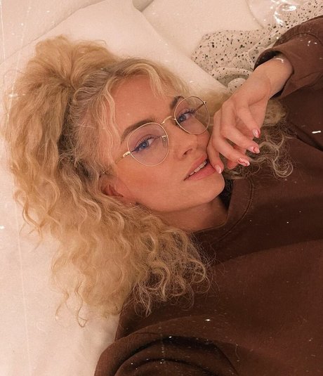 Mimi Lintrup estrella atractiva foto