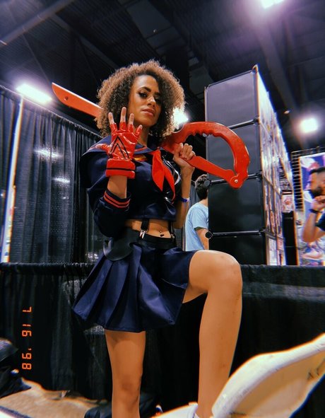 BlackKrystel modelo atractivo imágenes