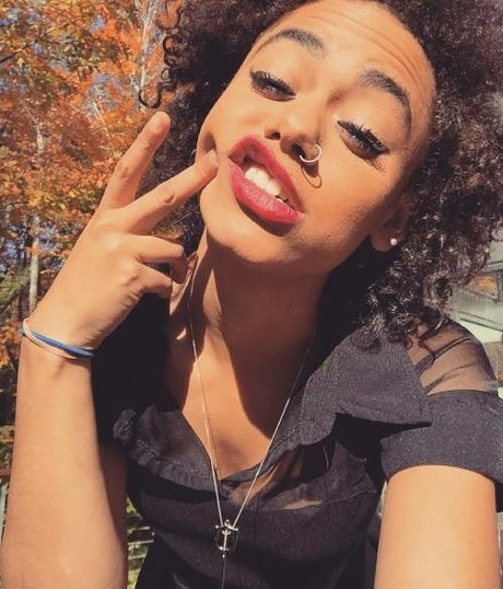 BlackKrystel modelo gratis imágenes