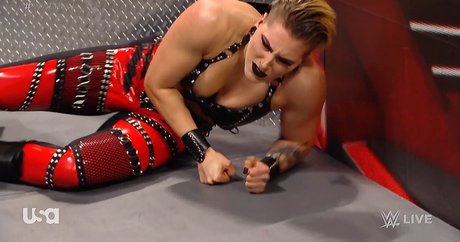 Rhea Ripley estrella porno hermosa imágenes