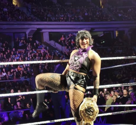 Rhea Ripley estrella archivo