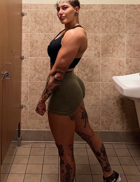 Rhea Ripley actriz erótica archivo