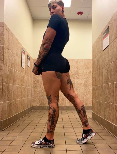 Rhea Ripley estrella porno atractiva imagen