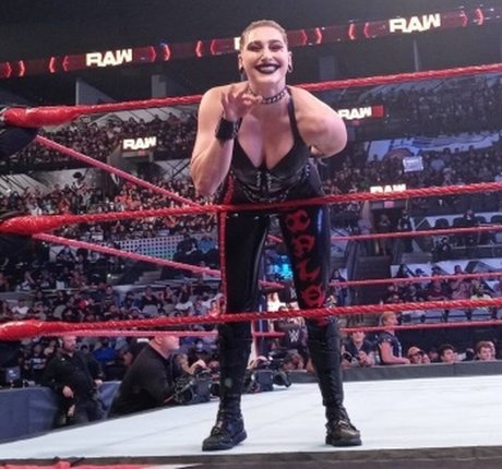 Rhea Ripley modelo gratis imagen