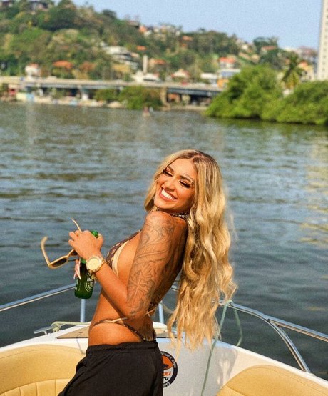 Nabrisa modelo porno foto