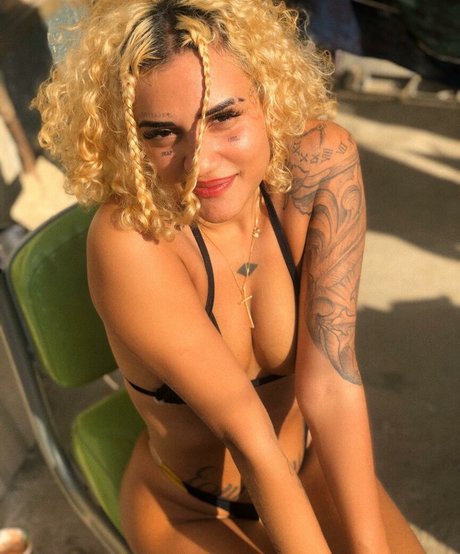 Nabrisa modelo erótico imágenes