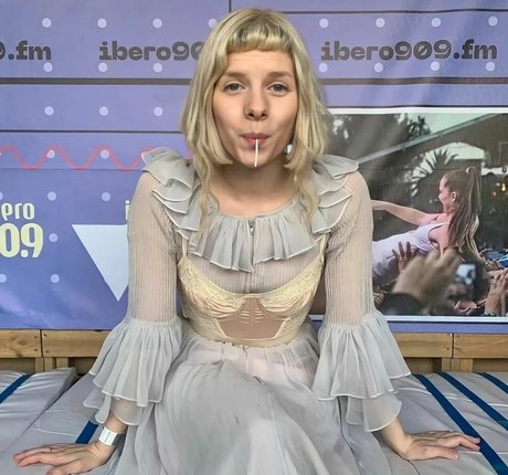 Aurora Aksnes estrella xxx imagen